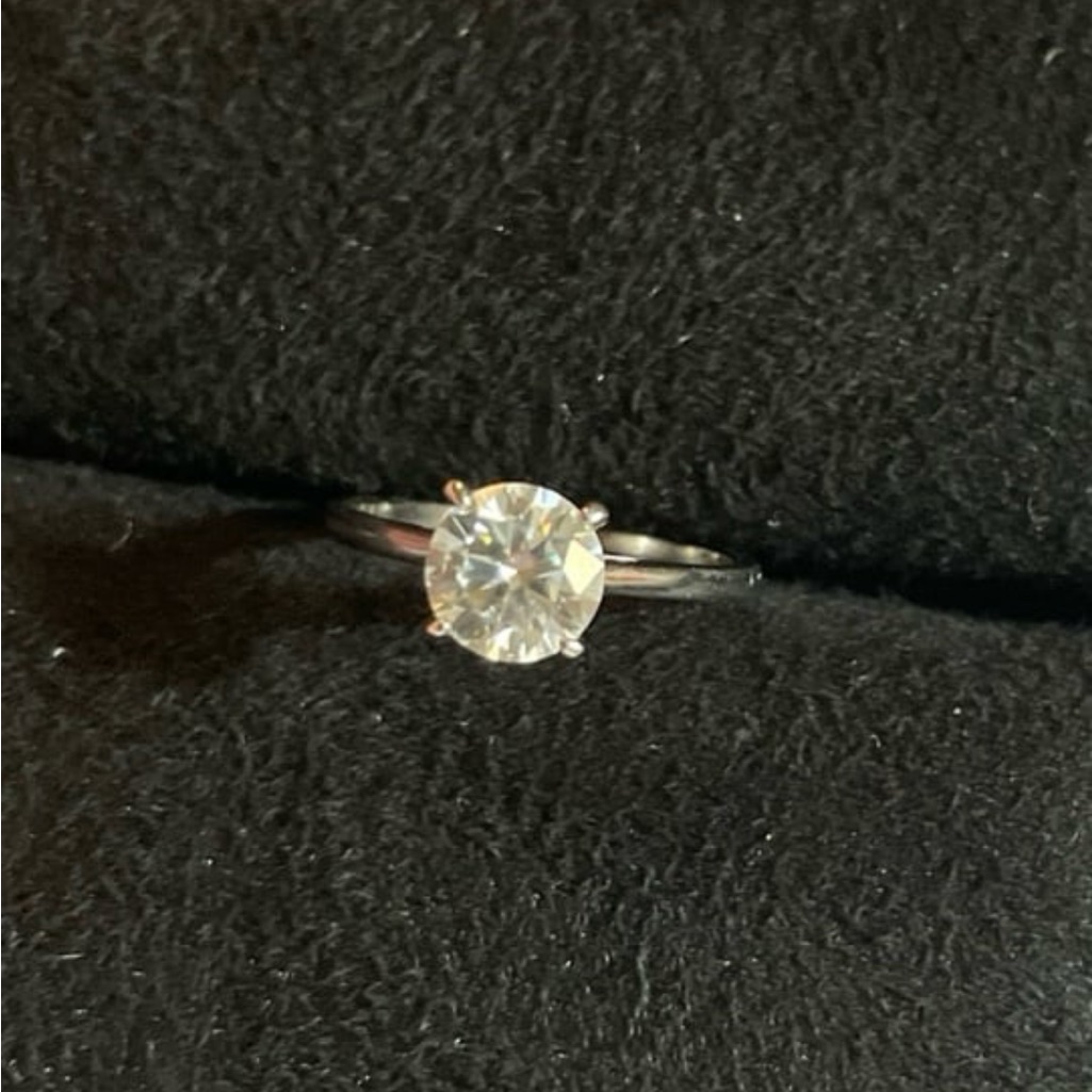 Lovely Gra Certified 1 Carat Round Brilliant Cut Moissanite Diamond Solitaire